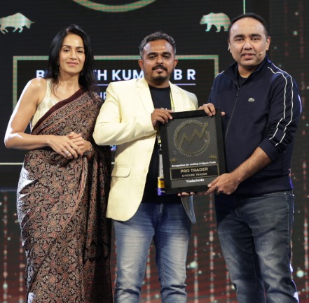 Bharath Kumar B R receiving the Pro Trader recognition on stage